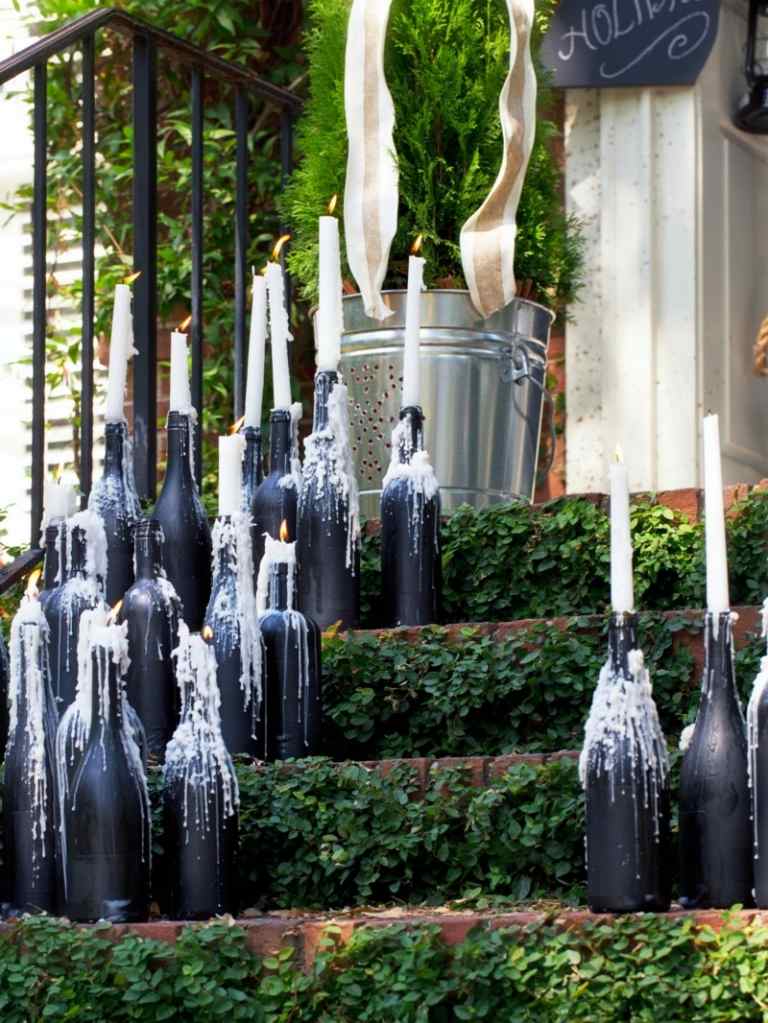 weinflaschen im garten kerzenstaender stufen vorgarten romantik