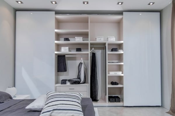weißer Kleiderschrank mit Schiebetüren Schlafzimmer 