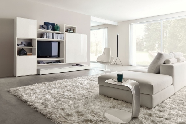 weißes wohnzimmer hochglanz wohnwand schaggy teppich sofa