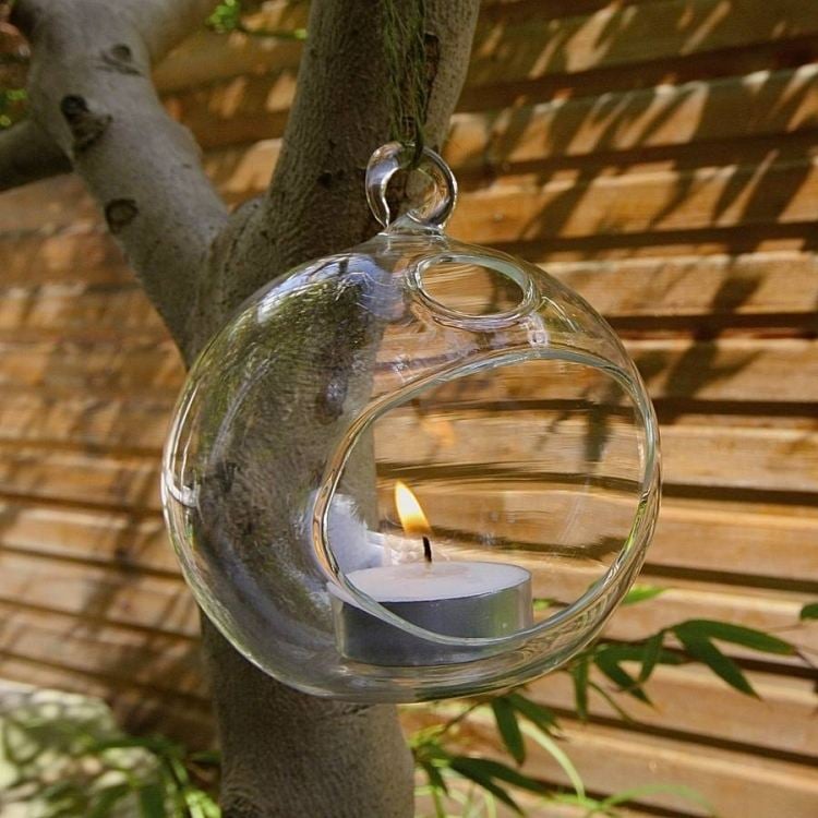 Windlicht im Garten -glas-sphaere-luftblase-teelicht-durchsichtig-aufhaengen