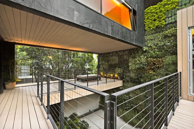 Asymmetrisches Haus Terrasse-Holz Baukörper