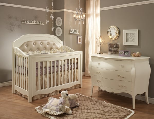 Baby Kinderzimmer Junge weiße Möbel Bett Kommode Spielzeuge
