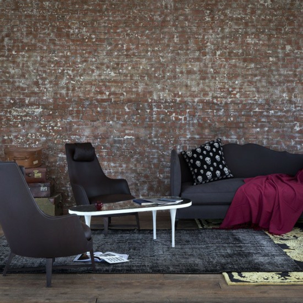 Backsteinwand graue Möbel lila Bettdecke Design Idee
