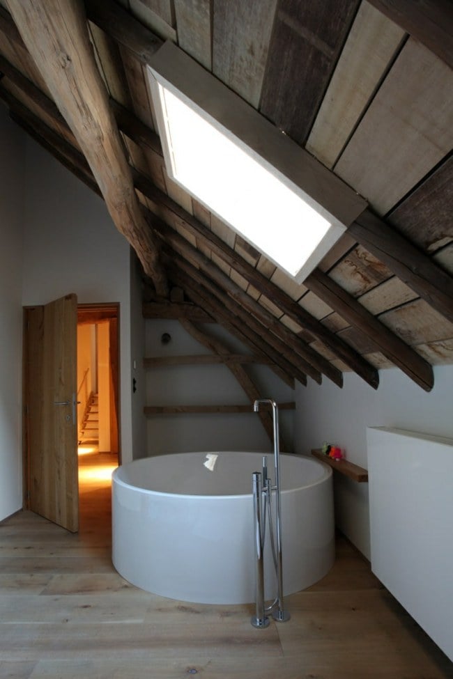 Dachschräge Dachfenster freistehende Badewanne Design
