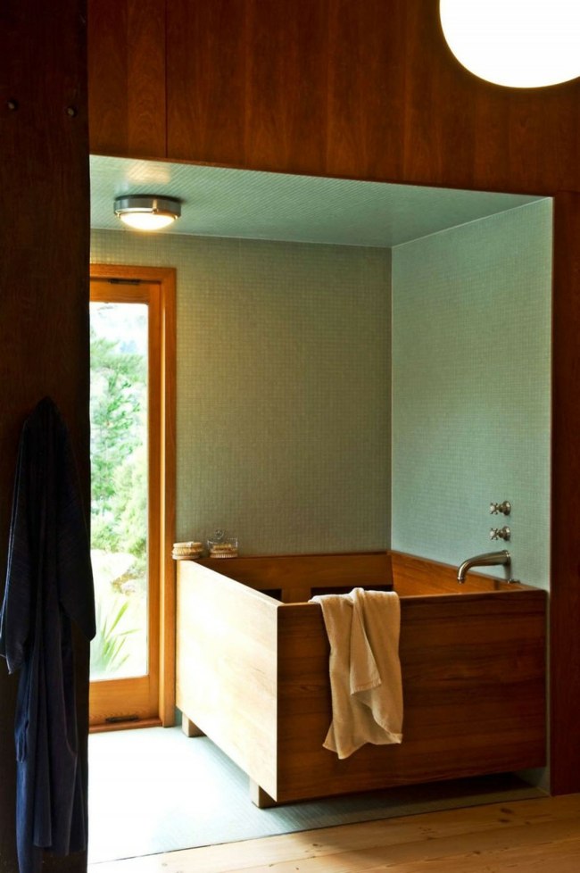 Badezimmer Gestaltung Idee Holz Badewanne grüne Mosaikfliesen