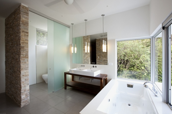 Badezimmer Gestaltung Idee Natursteinwand drei Lampen Spiegel