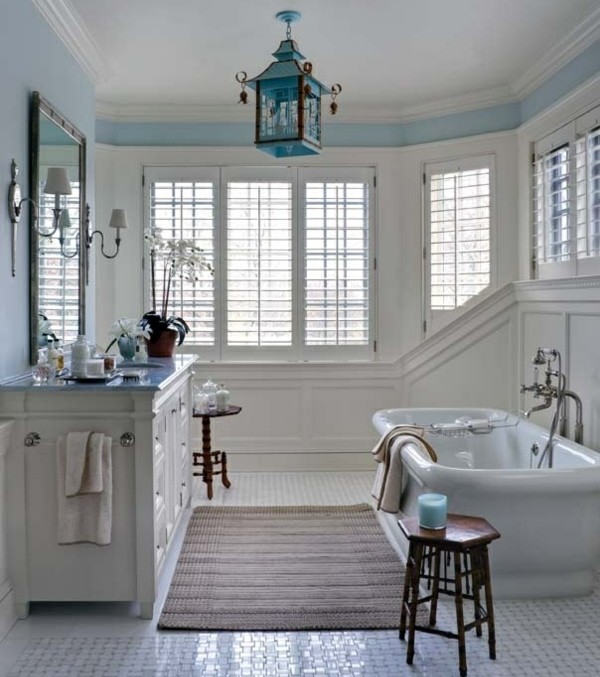 Badezimmer Gestaltung Laterne blau Wandfarbe weiß