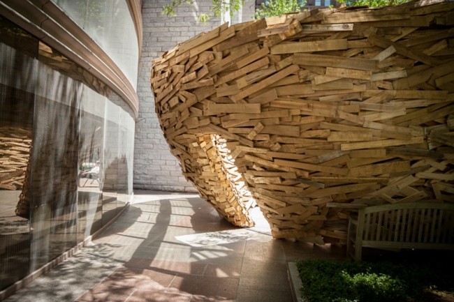 Bibliothek Eingang moderne Skulptur umweltfreundliche nachhaltige Bauweise