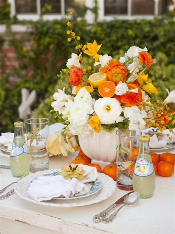 Blumengestecke Orangen weiße Blumen Tisch Dekoration Garten