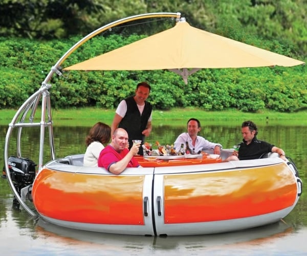 Boot Grill Schiffahrt Freunde genießen moderne Yacht rund