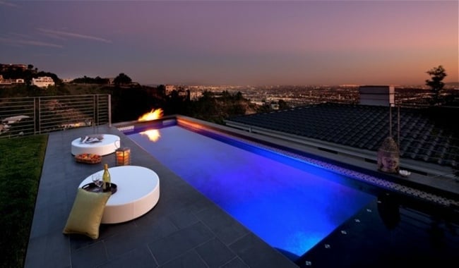 Dachterrasse Pool schöne Aussicht Stadt Skyline Nacht Beleuchtung
