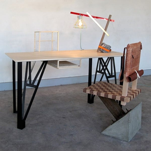 moderne Kunst Ausstellung Tisch Lampe Stuhl industrieller Look