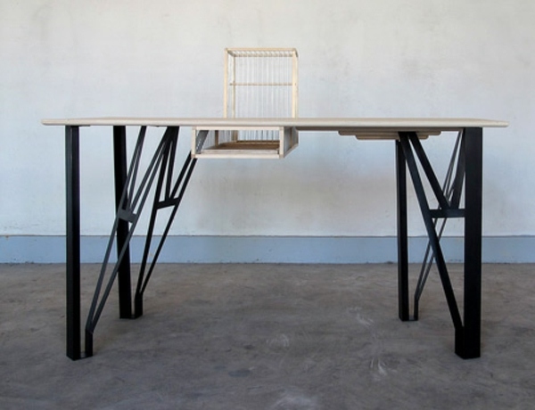 Tisch Metall Beine Holz Vogelkäfig Ausstellung Belgien
