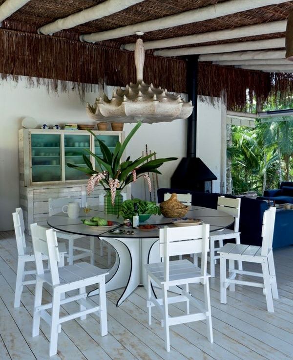 Esstisch rund weiße Stühle Garten Terrasse 