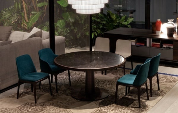 Farben türkis blau Stühle dunkles Holz Tisch
