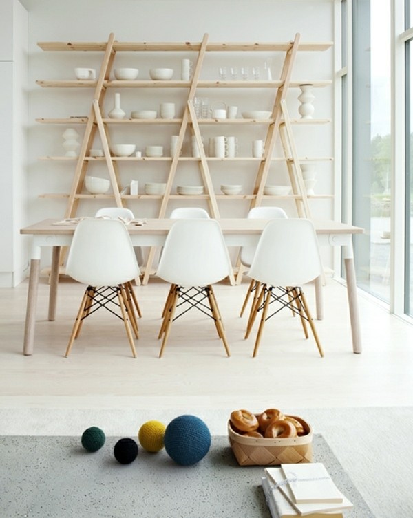 Esszimmer Gestaltung weiß Holz Regale Stühle