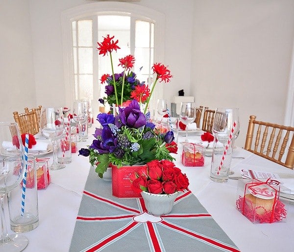Familienfeier Jubileum Hochzeit Tisch arrangieren Blumen