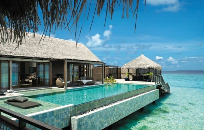 Ferienhaus Malediven Pool grüne Mosaikfliesen