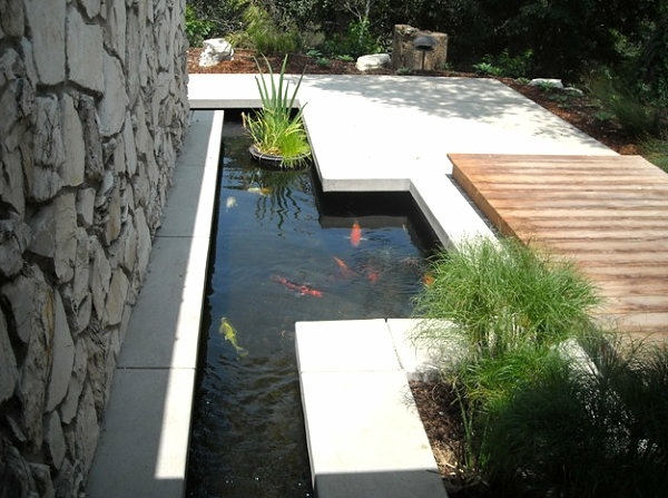  modern minimalistisch Koiteich Fische Holz Terrasse Design