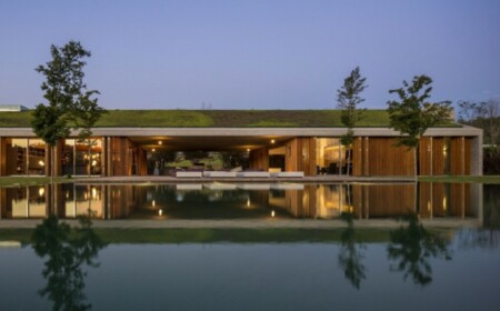 Haus einstöckig Holz Jalousien Wasser Pool Garten