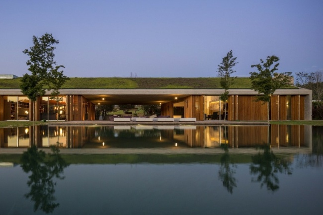 Haus aus  Holz Jalousien Wasser Pool 
