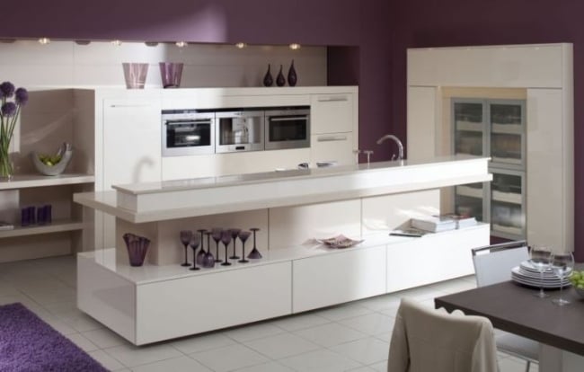 Hochglanz küchen Weiß einbaugeräte lila wandfarbe