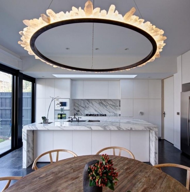 Hochglanz küchen in Weiß ohne griffe marmor fliesenspiegel arbeitsplatte