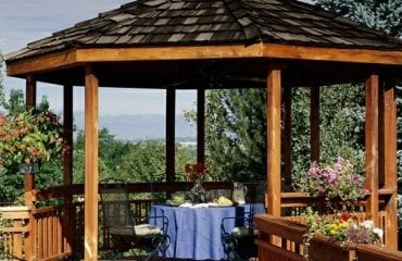 Holz Terrasse Gartenlaube Ideen Essplatz Tisch Blumen