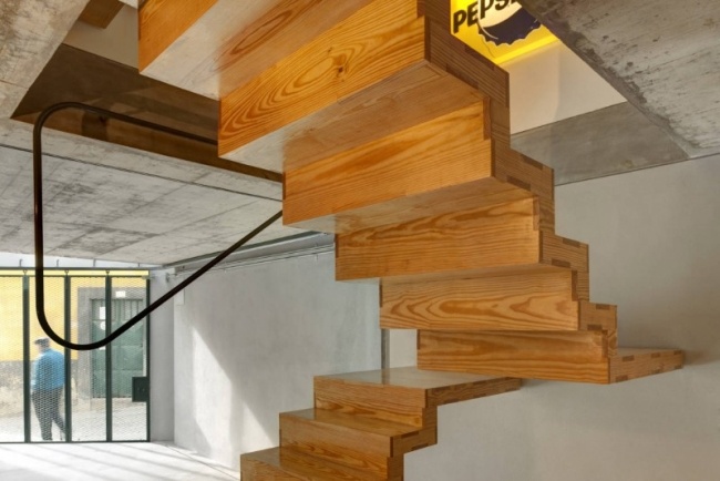 Holztreppenhaus Outeiro-Haus Porto-Innenräume Gestaltung