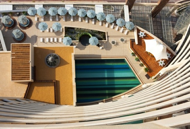 Hotel Pool grün blau Form Holz Terrasse Relaxen