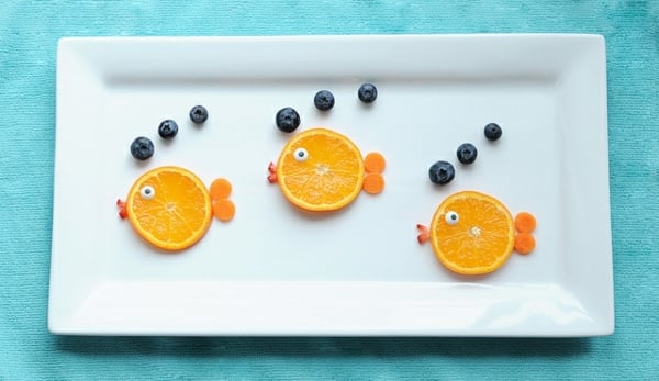 Kindergeburtstag Essen Obstsalat lustige Formen Orange