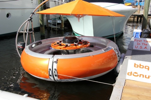 Kleinboot Sonnensegel rund Ausflug Freunde modernes Design