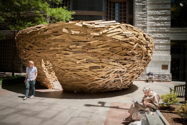 Kunst Park Sitzbänke Leser Holz 