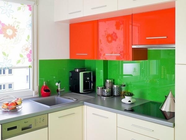 Küche Glasrückwand grün hochglanz orange schrankfronten