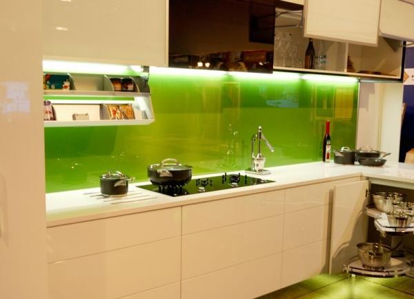 Küche Glasrückwand unterbauleuchten grün creme