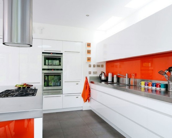 Küche Glasrückwand weiße küchenzeile orange akzente