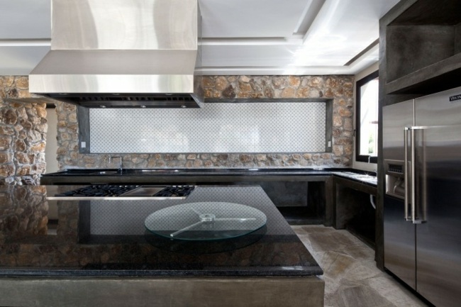Küche Metall Möbel Steinwand weiße schwarze Kochinsel