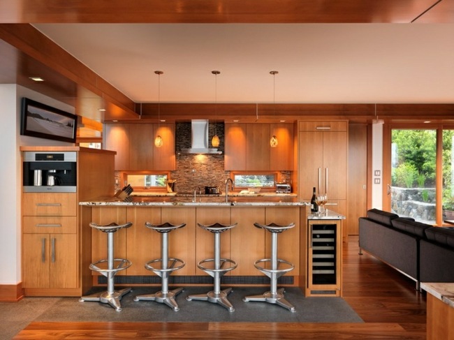 Küche Rückwand Naturstein Fliesen Sandfarbe helle Eichen Möbel