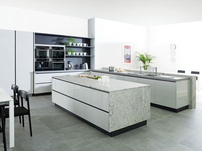 Küchenmöbel hochglanzfronten marmor arbeitsplatte schwarze akzente