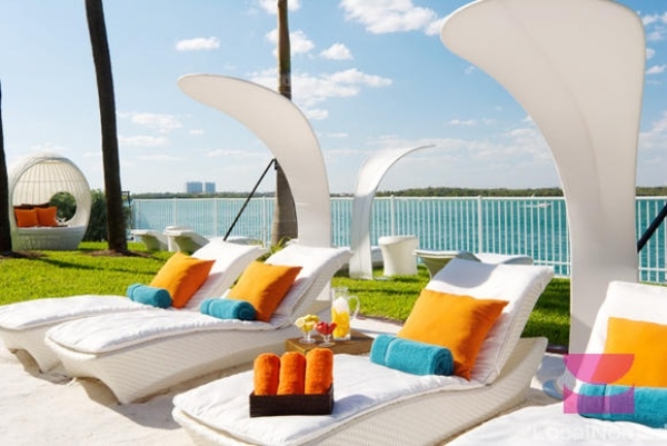 Liege mit Sonnenschutz-Miami Küste