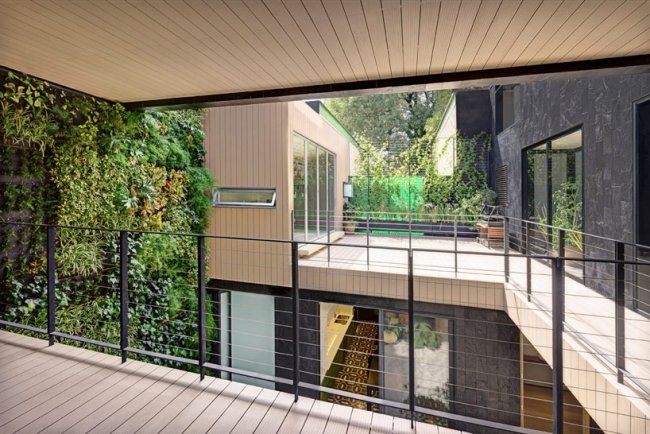 Moderne nachhaltige Architektur Haus Beton-Naturstein-Holz Buche