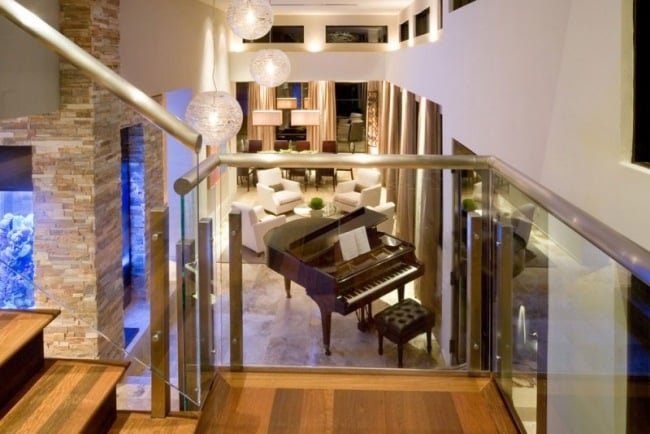 Modernes Wohnhaus-Holztreppe Klavier in der Mitte platzieren