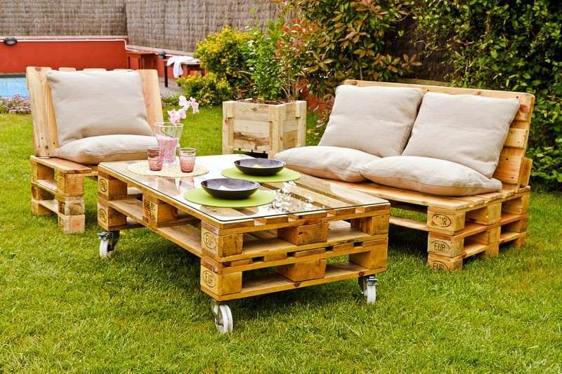 Moebel-Holzpaletten-Garten-Sofa-Tisch-zusammenbauen