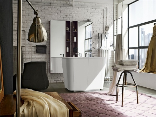 Badezimmer Teppich Spiegelschrank freistehende industrieller Stil