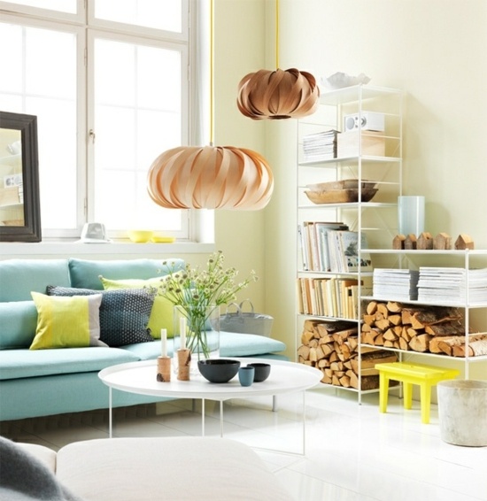 Wohnzimmer blau gelb skandinavischer Einrichtungsstil Holz Pendelleuchte