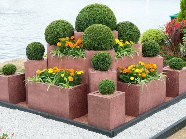 Pflanzkübel Beton Kleingarten gestalten Tipps Sommerblumen