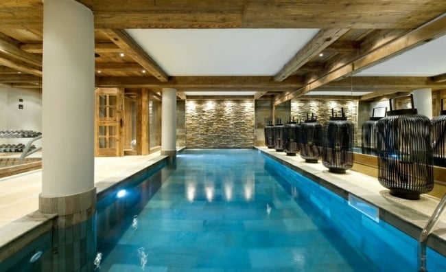 Pool Haus Keller Natursteinwand lang Luxus