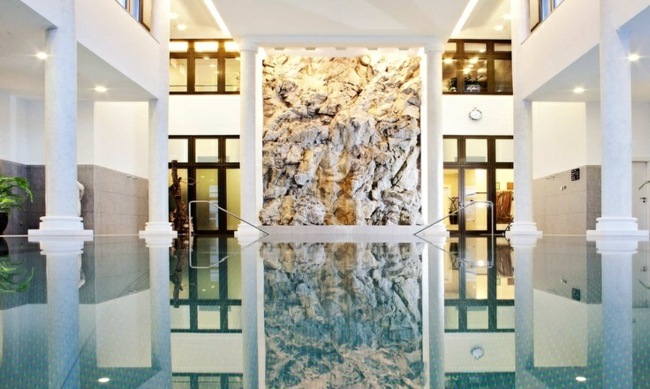 Pool im Haus Naturstein Wand Säulen Design