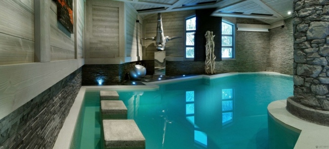 Pool im Haus bauen originelle Idee Form