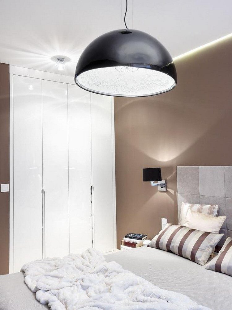 Schlafzimmer Farben braun-wandfarbe-weisses-einbaukleiderschrank-skygarden-deckenleuchte